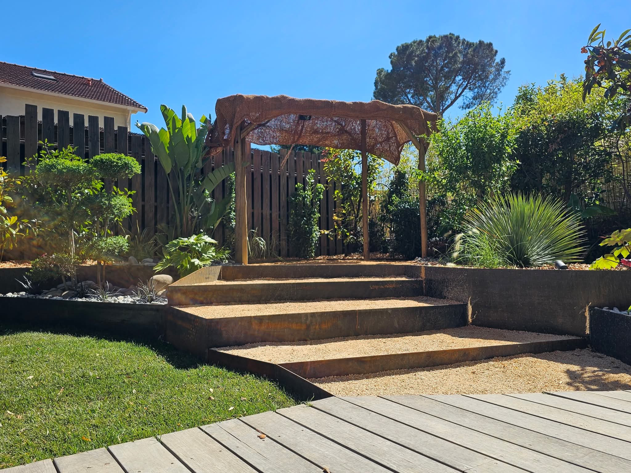 Escalier extérieur en plaques d'acier corten